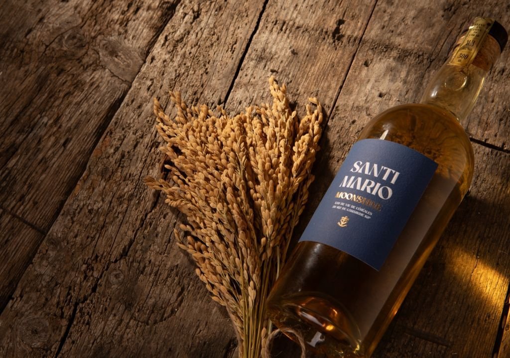 Santi Mario, la premire eau de vie artisanale  base de riz, leve et mise en bouteille en Camargue